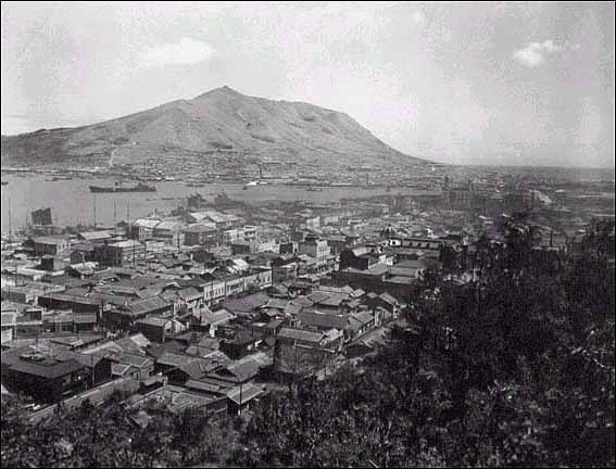 1950. 8. 3. 한국전쟁 무렵의 부산항, 멀리 영도가 환히 보인다. 